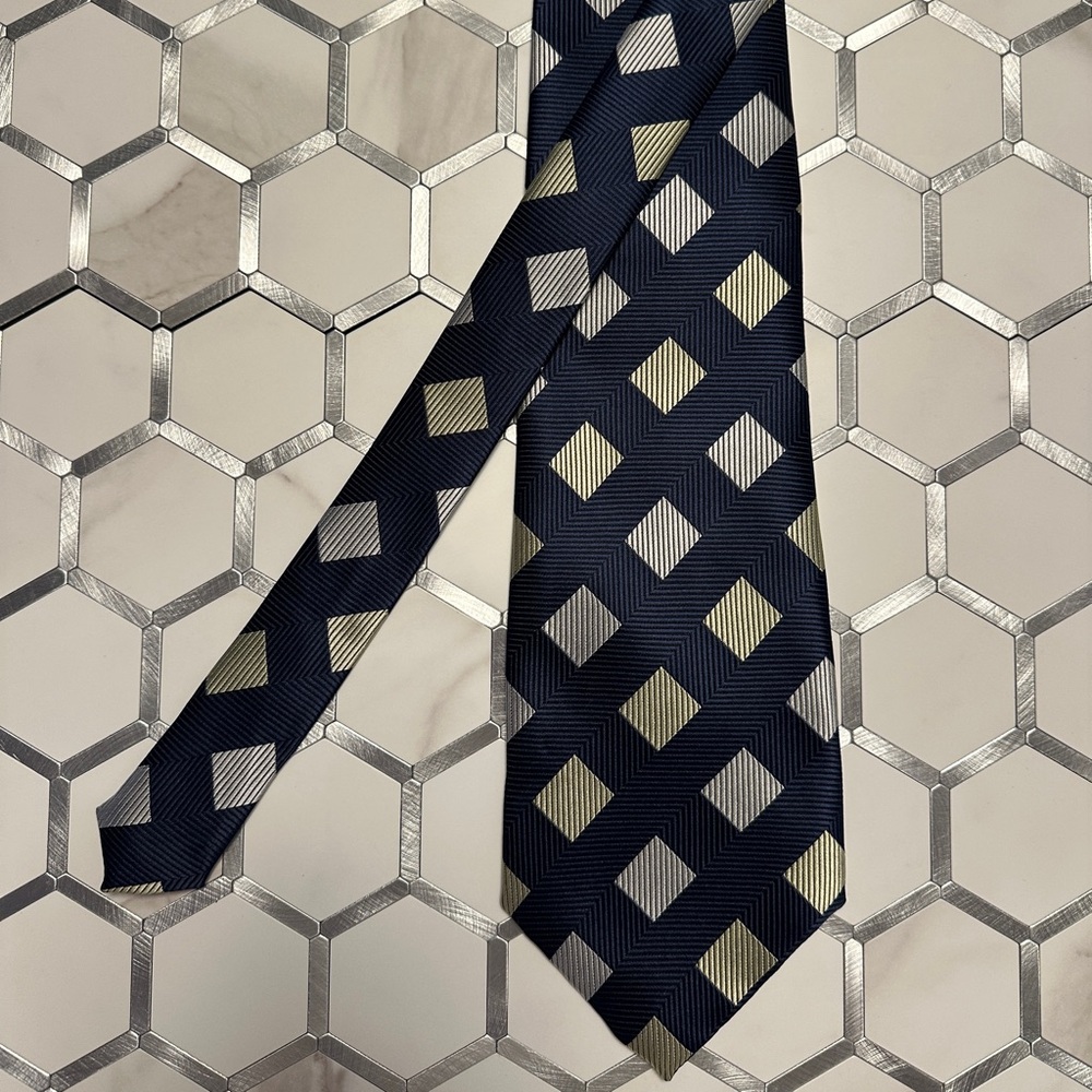 Giorgio Armani Made in Italy 100% Silk Navy Gold Diamond Geometric Luxury Tie - Picture 2 of 6